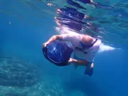Guest holding a SeaNXT ocean jet underwater